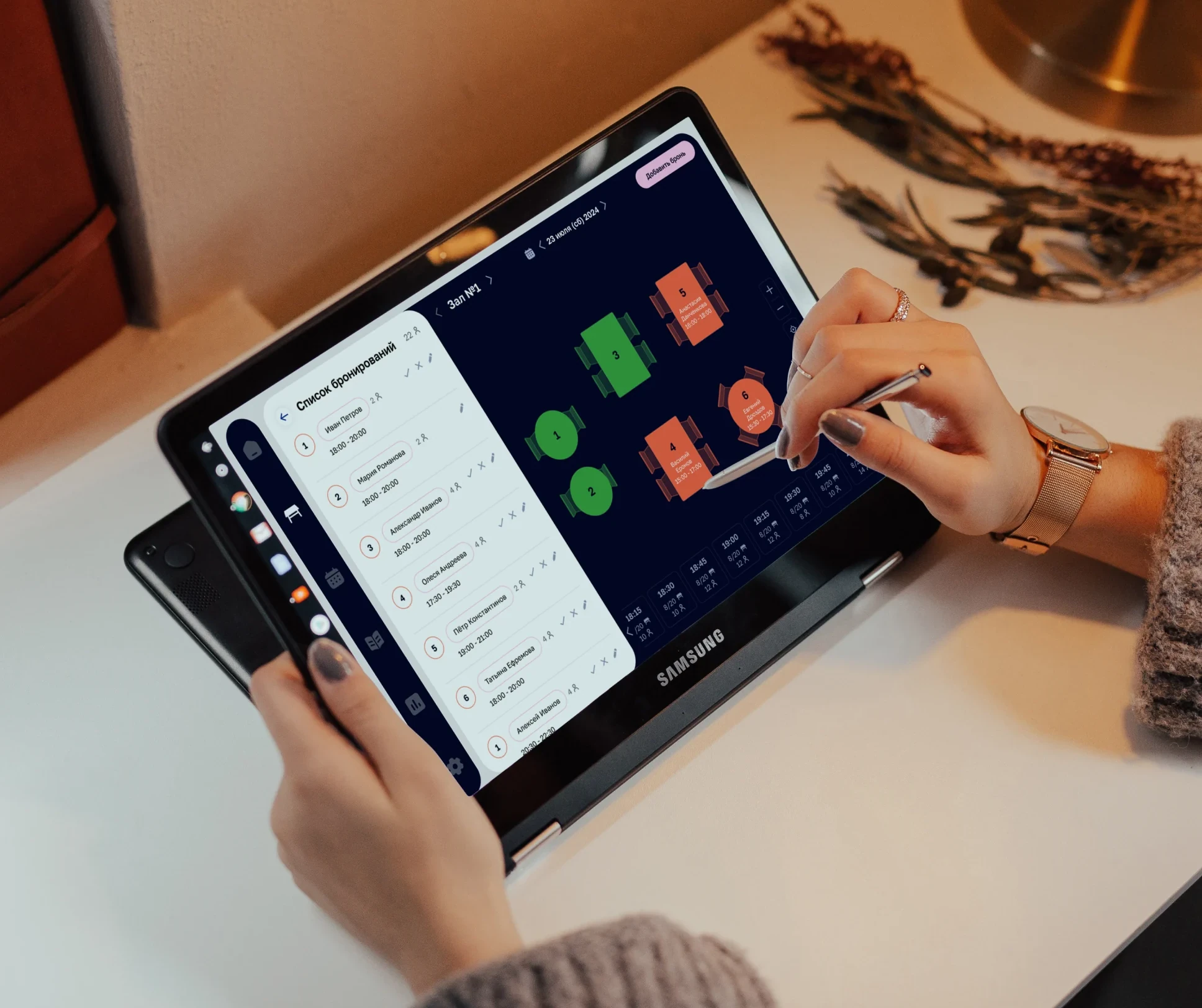 Мокап десктопной CRM-системы для ресторанов на планшете